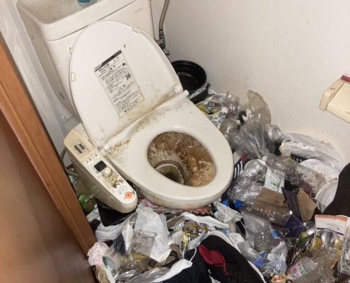 ゴミで溢れかえったトイレ