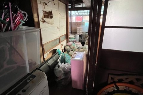 ゴミ屋敷化した空き家の片付け前